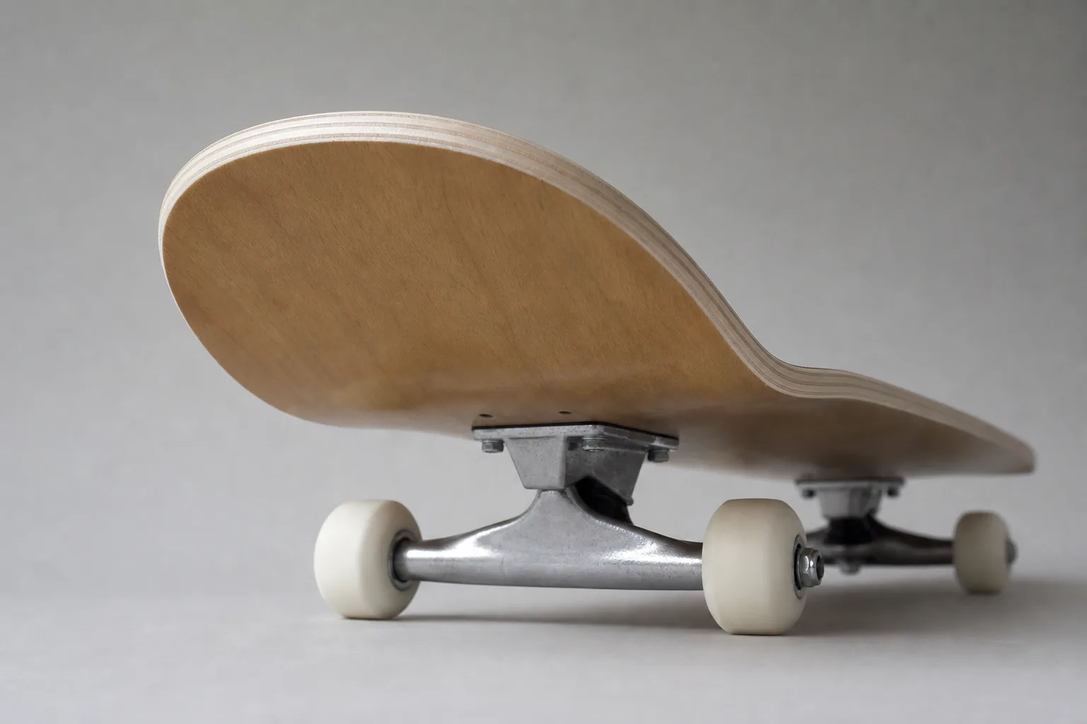 Skateboarddeck sett från sidan som visar konkav och kicktail