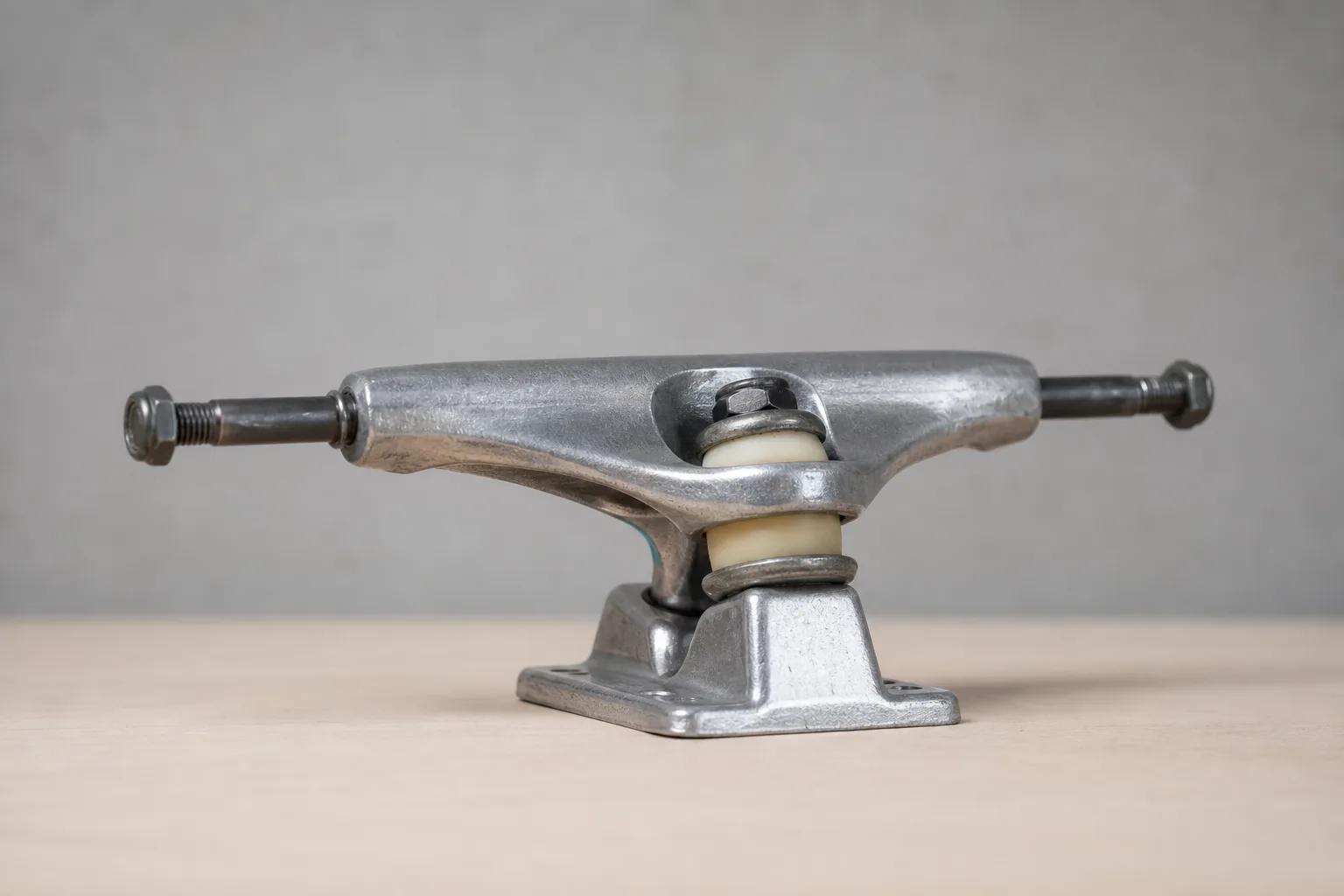 Skateboardtruck fotograferad i profil