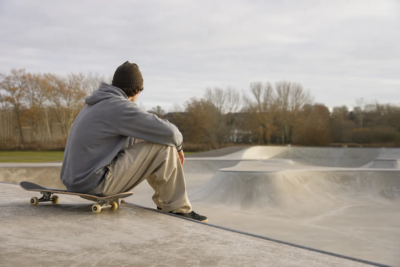 Person i löst sittande skatekläder vid en skateramp