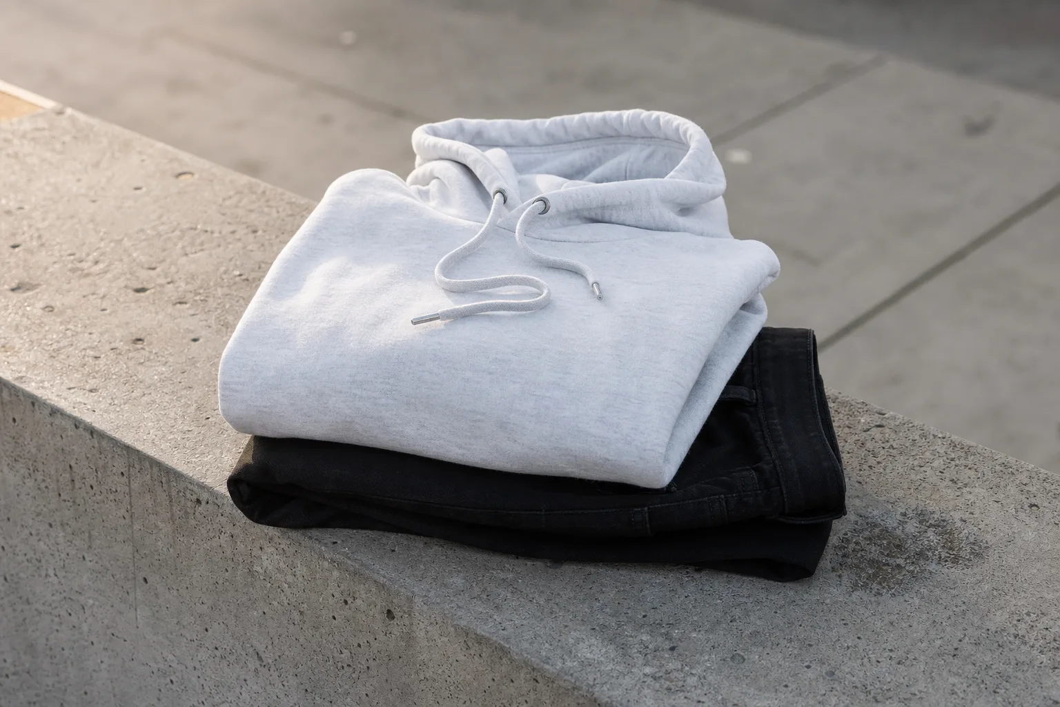Hoodie och byxor i streetwear-stil vikta i en urban miljö