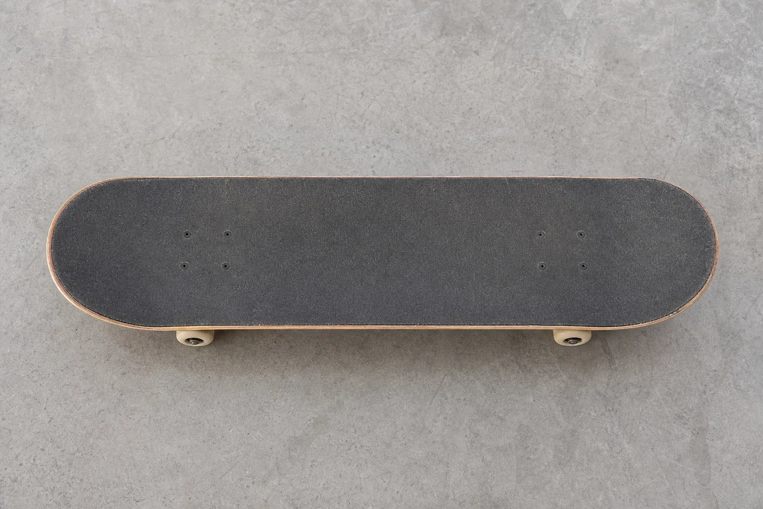 Skateboarddeck fotograferat underifrån med synlig bredd