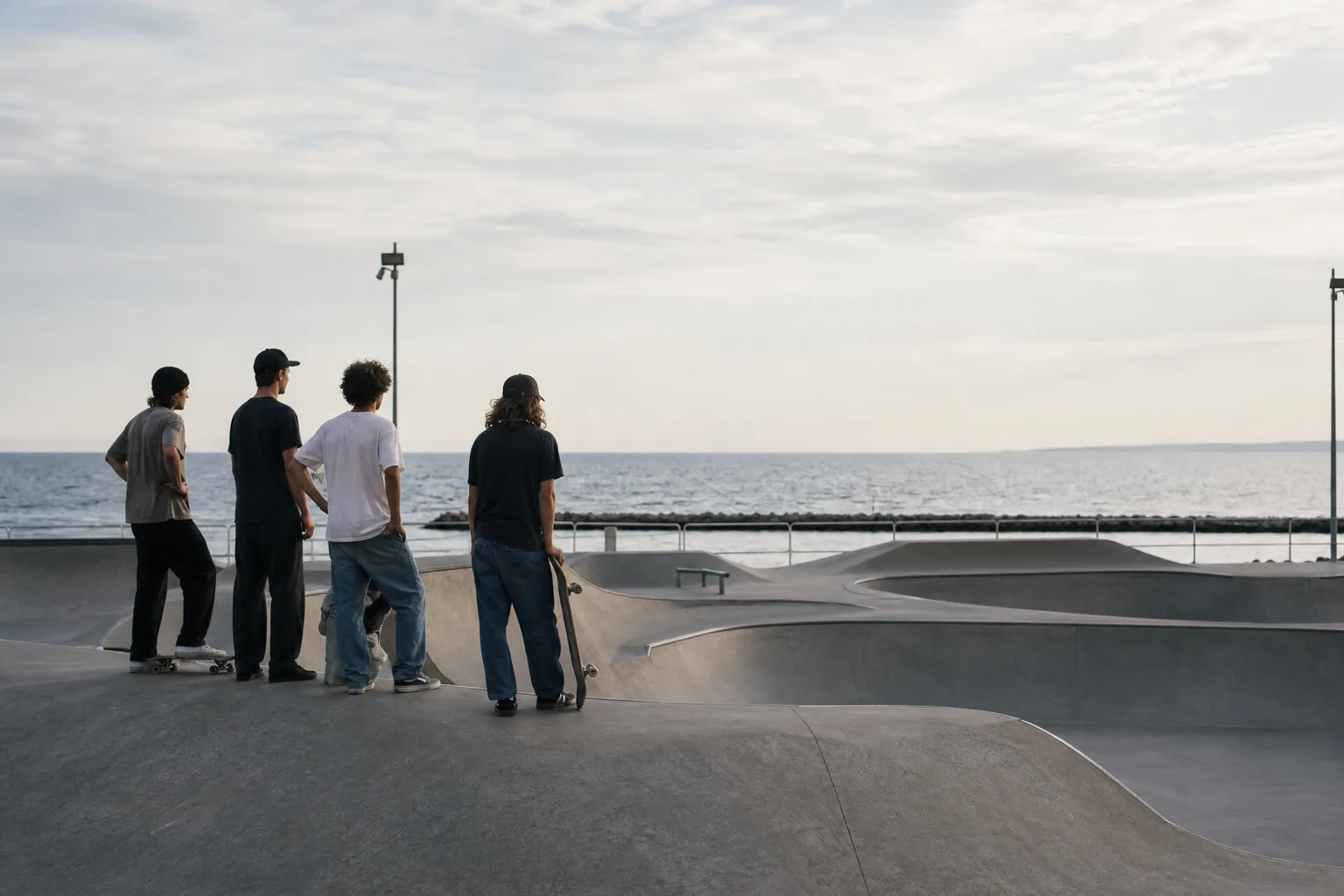 Skateboardåkare som väntar vid kanten av en skatepark